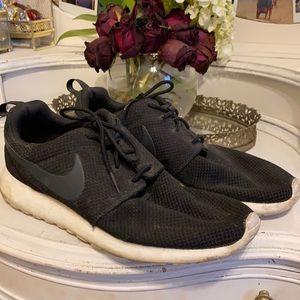 NIKE ROSHE SHOES ONE BLACK/WHITE SIZE 10 women’s